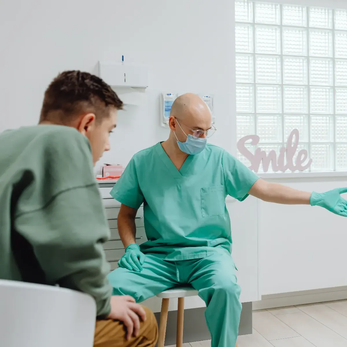 A patient talking with a dentist before an appointment
